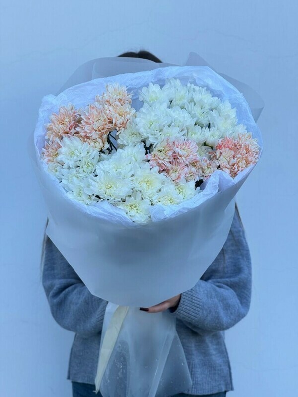 Букет из 5 хризантем в оформлении, уменьшенный