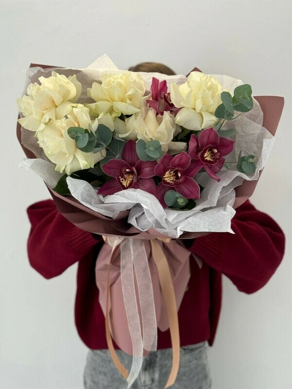 Сборный букет с цимбидиумом и розами, премиум