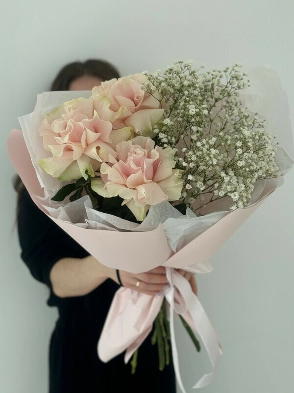 Сборный букет с гипсофилой и розой, уменьшенный