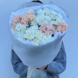 Buket iz 5 hrizantem v oformlenii