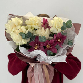 Sbornij buket s tcimbidiumom i rozami