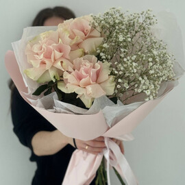 Сборный букет с гипсофилой и розой