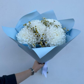 Букет с одноголовой хризантемой