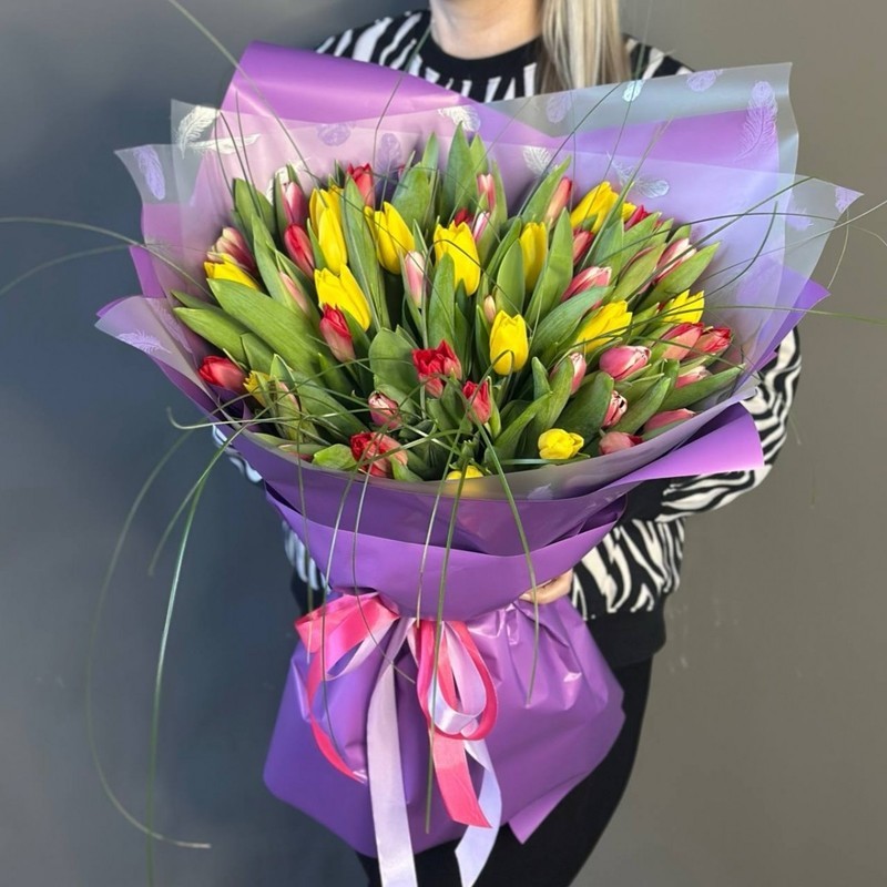 Букет из 55 тюльпанов "Радуга ароматов", премиум