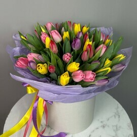 Композиция из 55 тюльпанов микс