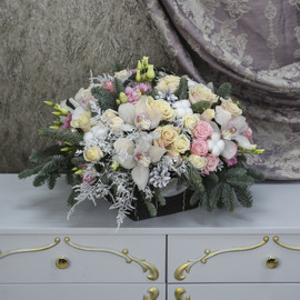 Корзина с цветами "Зимняя грация"