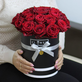 25 red roses in a black box