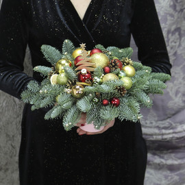 Novogodnyaya kompozitciya "Zolotie iskri"