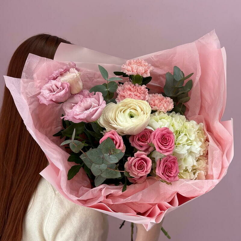 «Konfetnij potceluj» dizajnerskij buket s kruzhevnim ranunkulyusom, standart