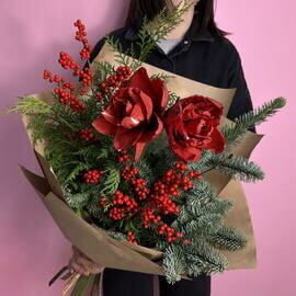 Хвойный букет с зимних оттенках «Красная лошадка»