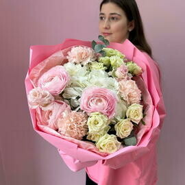 Buket «Lyubimaya konfetka» s kruzhevnimi ranunkulyusami