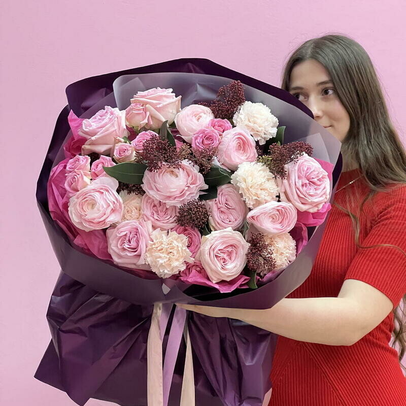 Букет из пионовидных ароматных роз и ранункулюсов «Чародейка», премиум