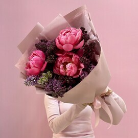 Duo buket iz sireni i pionov