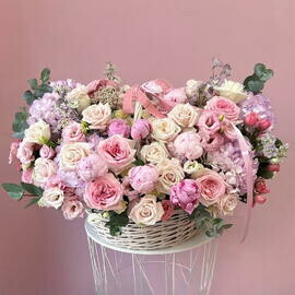 Премиум Корзина с цветами «Розовый жемчуг» микс гортензий , пионов и роз