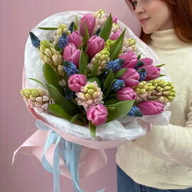 Roskoshnij miks iz vesennih tcvetov Tyul_pani, giatcinti, muskari