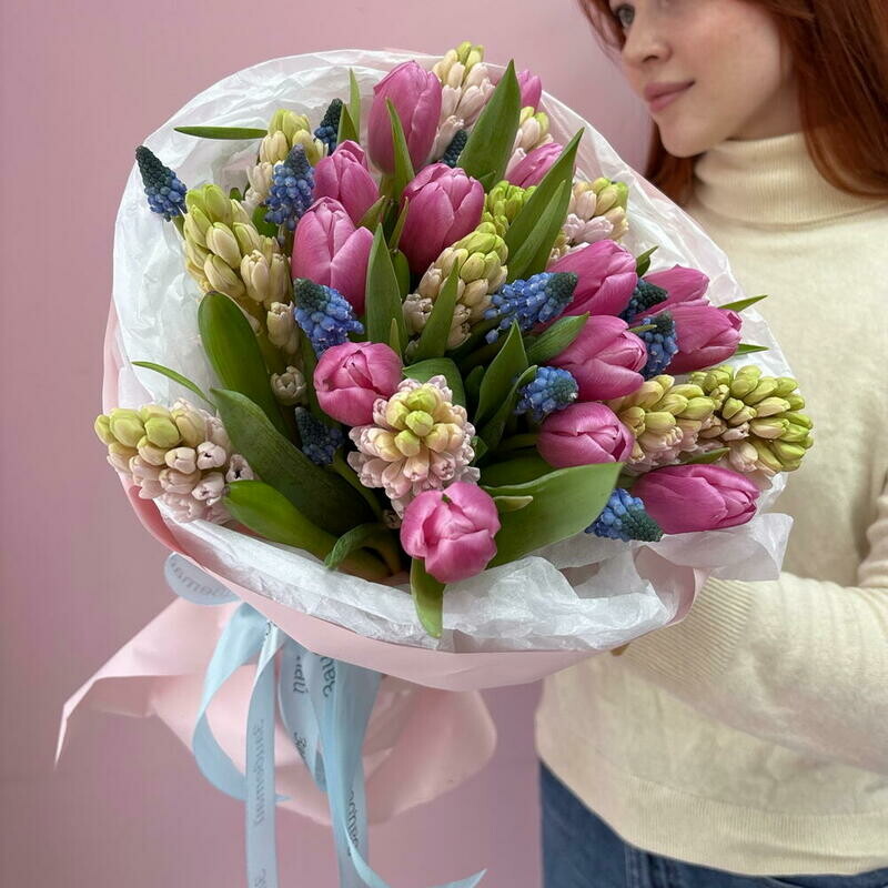 Roskoshnij miks iz vesennih tcvetov Tyul_pani, giatcinti, muskari, premium