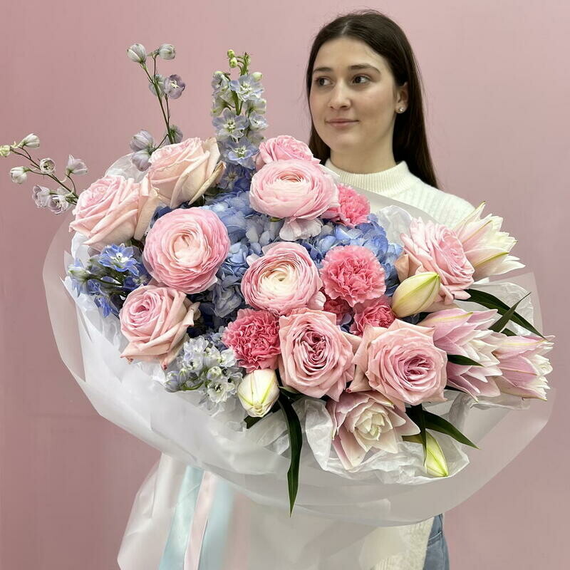 Букет из ранункулюсов, пионовидныз роз, гортензий и пионовидной лилии, премиум