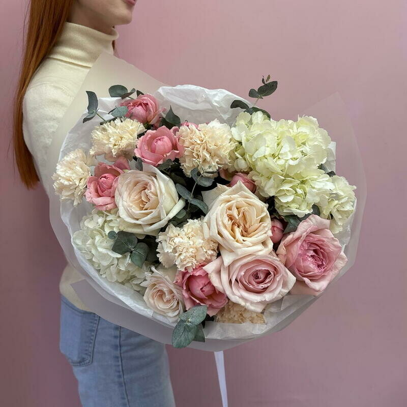 «Любовный полет» на основе пышных гортензий, стандартный