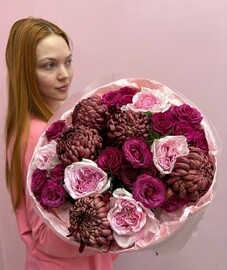 Букет на основе кустовых и пионовидных роз «Поляна клубники»