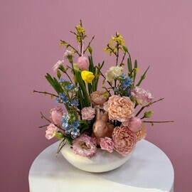 Pashal_naya kompozitciya v premial_nom keramicheskom kashpo, s lukovichnimi nartcissami, forzitciej