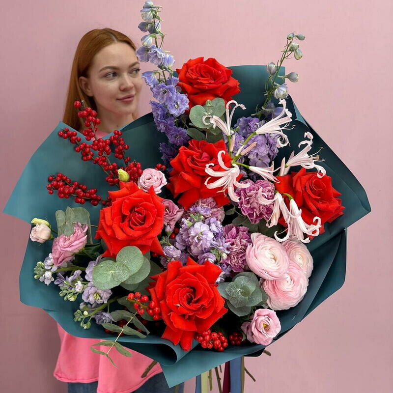 Premium buket skazochnij vecher s ranunkulyusami i frantcuzskimi rozami, premium