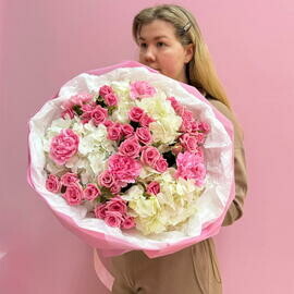 Букет из белоснежных гортензий, кустовых роз, и диантусов