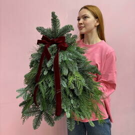 Лаконичная елка из микса хвои с бархатным бантом