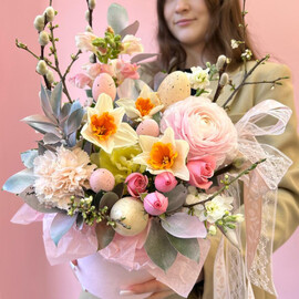 Nezhnaya pashal_naya korobka s ranunkulyusom i nartcissami «Nezhnoe prikosnovenie»