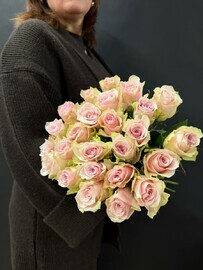 25 нежно-розовых роз под ленту