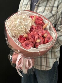 Buket ZHemchuzhina s gortenziej i kustovoj rozoj