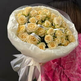 Моно букет из кустовой розы