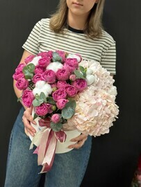 Композиция с пионовидной розой Мисти бабблс и гортензией