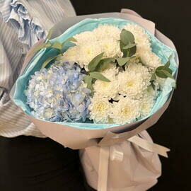 Buket Nebesnij vzglyad-gortenziya, kustovaya hrizantema