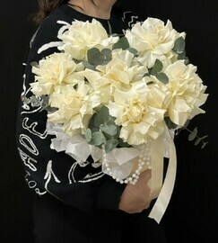 SHlyapnaya kompozitciya s frantcuzskimi rozami