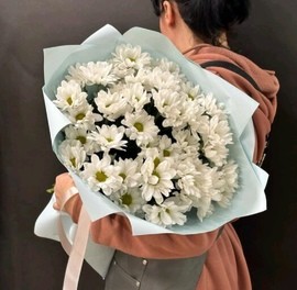 Monobuket iz hrizantemi romashka