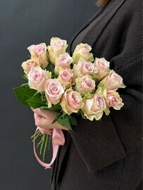 15 nezhno-rozovih roz pod lentu