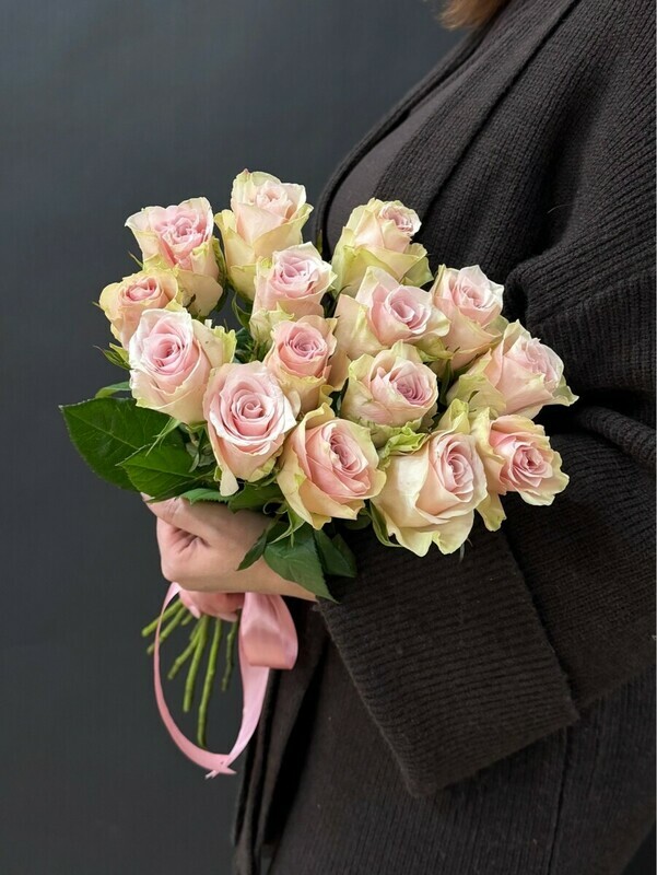 15 nezhno-rozovih roz pod lentu, 15 nezhno-rozovih roz pod lentu