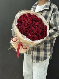 Prekrasnie krasnie rozi v nezhnom oformlenii