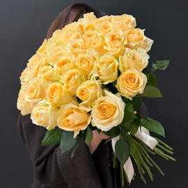 35 персиковых роз под ленту