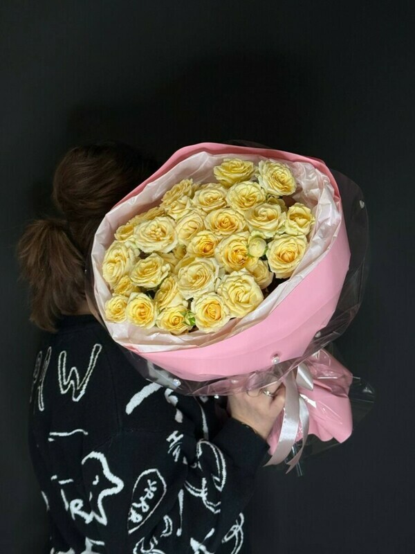 SHikarnie zheltie kustovie rozi v nezhnom oformlenii, shikarnie zheltie kustovie rozi v nezhnom oformlenii