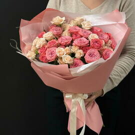 Букет кустовых роз в стильной упаковке