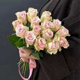 15 нежно-розовых роз под ленту