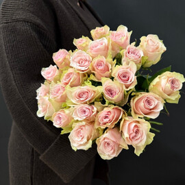 25 нежно-розовых роз под ленту