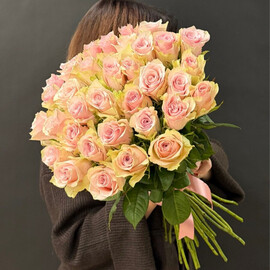 35 нежно-розовых роз под ленту