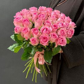 35 ярко-розовых роз под ленту