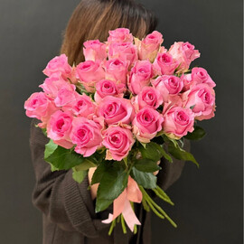 25 ярко-розовых роз под ленту