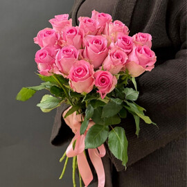 15 ярко-розовых роз под ленту