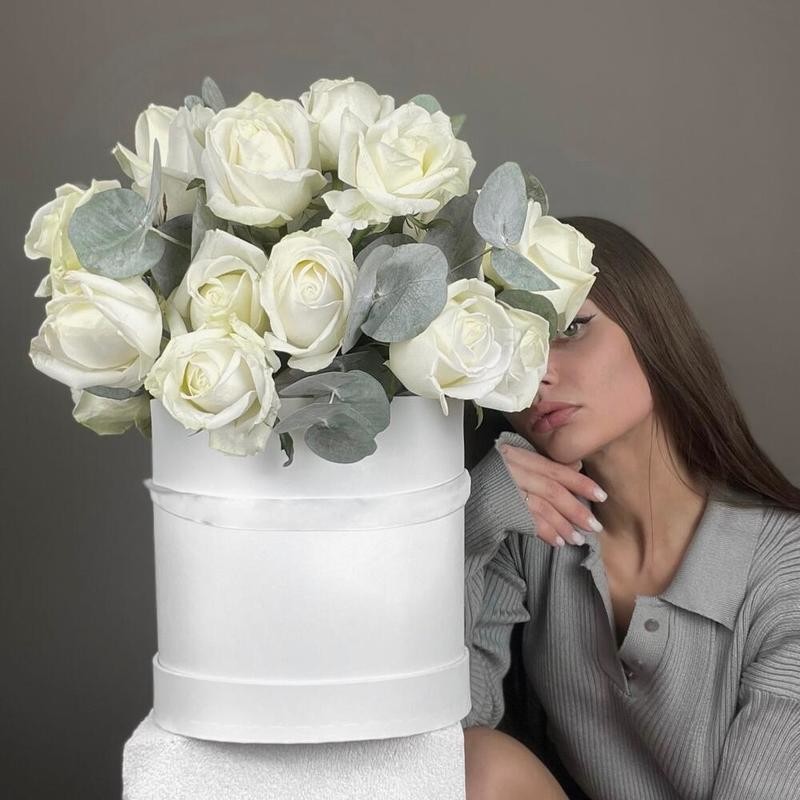 Белые розы в коробке, премиум