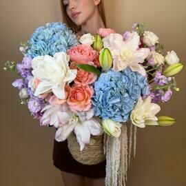 PREMIUM Korzina s gortenziej i pionovidnoj liliej