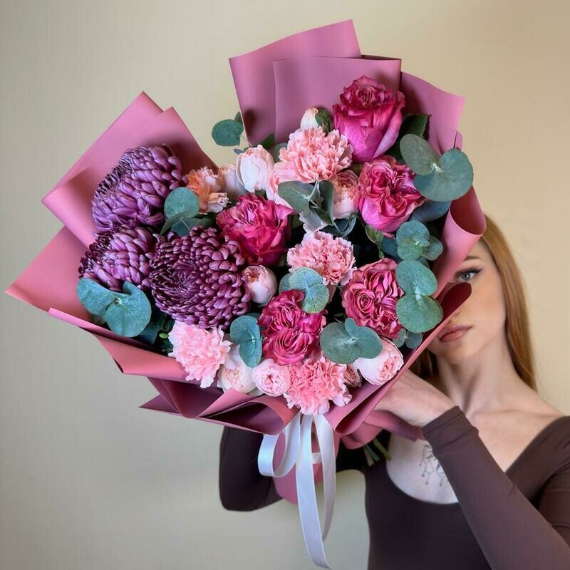Авторский букет с хризантемой бигуди и пионовидной розой, стандартный